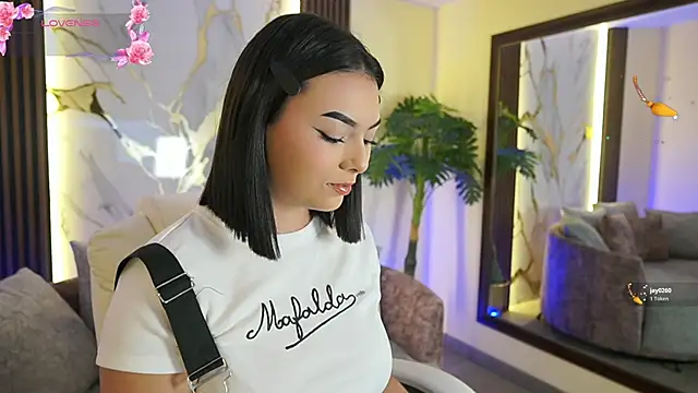 LiaWheeler online show from December 5, 2025, 7:01 pm