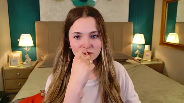 Lina Sinerz online show from May 15, 2026, 3:32 pm