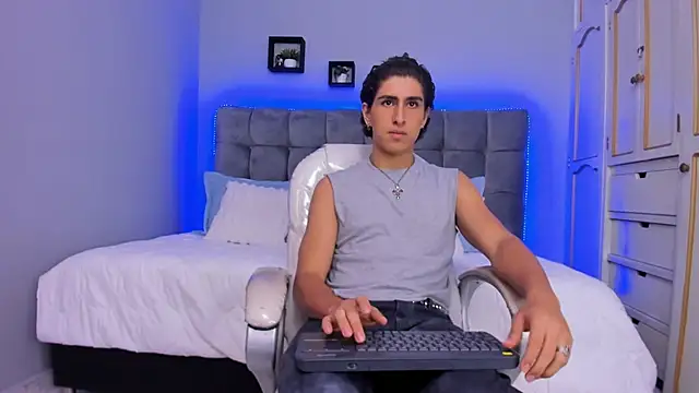 Snapshot of Andrew_03_ chatting on December 5, 2025, 8:50 pm Andrew 03 online show from December 5, 2025, 8:50 pm