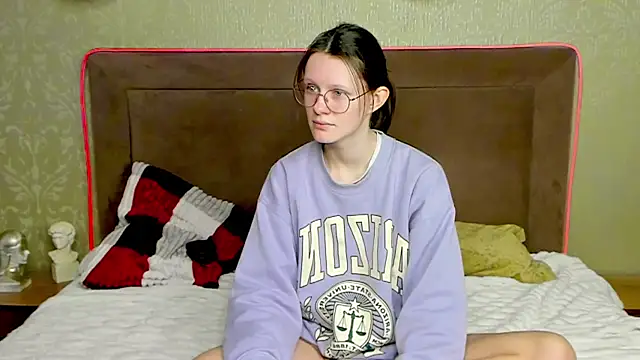 Snapshot of RoxyHerena chatting on January 14, 2026, 4:05 am RoxyHerena online show from January 14, 2026, 4:05 am