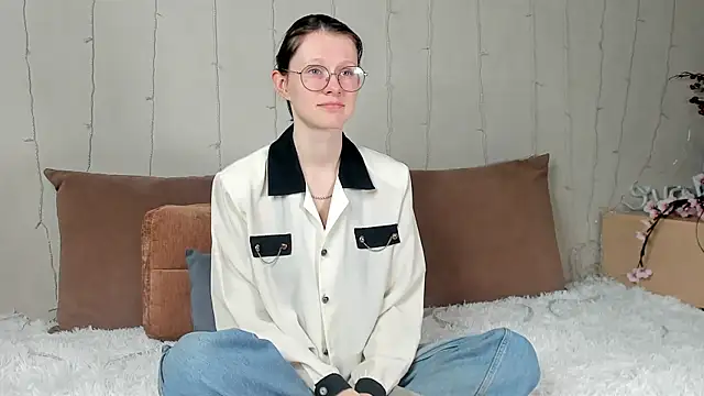 Snapshot of RoxyHerena chatting on December 23, 2025, 5:07 am RoxyHerena online show from December 23, 2025, 5:07 am