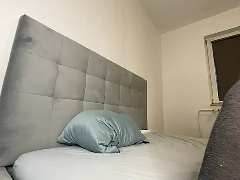 Carlycrush  online show from April 3, 2026, 5:52 pm