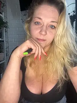 JenniferCarmen online show from April 21, 2026, 2:51 am