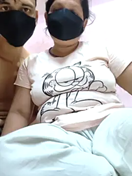 Snapshot of couplegk71 chatting on August 9, 2026, 4:24 pm couplegk71 online show from August 9, 2026, 4:24 pm