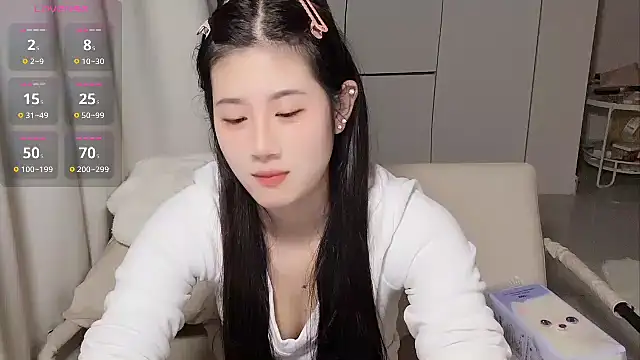 Yvonne-07 online show from May 4, 2026, 5:27 pm