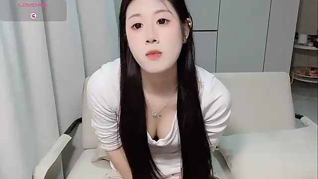 Yvonne-07 online show from April 21, 2026, 8:48 pm