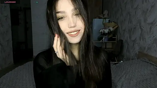 Snapshot of Qwami_Amie chatting on May 21, 2026, 4:43 am Qwami Amie online show from May 21, 2026, 4:43 am