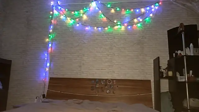 deep eyes online show from December 14, 2025, 3:17 pm