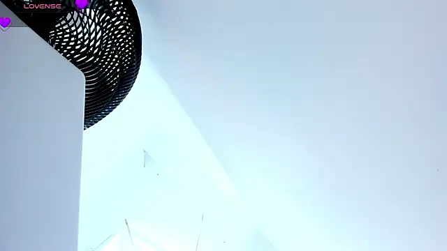 AriadnaLoren online show from May 8, 2026, 5:44 am