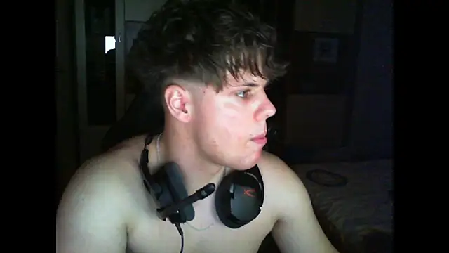 GymGuy0505 online show from December 17, 2025, 10:59 pm