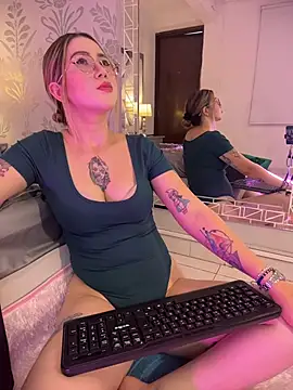 Snapshot of Annyhathatway chatting on April 1, 2026, 8:39 pm Annyhathatway online show from April 1, 2026, 8:39 pm