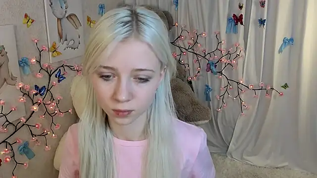 Snapshot of ViollaBloom chatting on January 10, 2026, 1:23 am ViollaBloom online show from January 10, 2026, 1:23 am