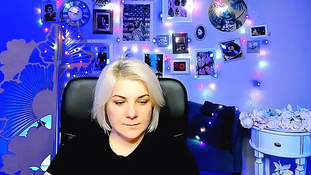 EvaEvals online show from December 17, 2025, 8:08 am