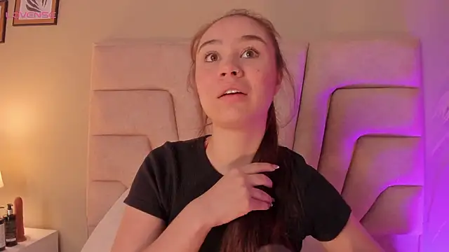 Amelia Saenz  online show from February 22, 2026, 11:45 am