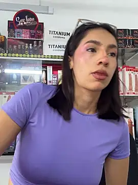 lunaluxury22 online show from March 6, 2026, 1:39 pm