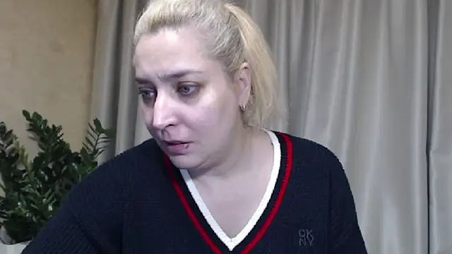 Snapshot of sweetpussy13 chatting on November 10, 2025, 8:52 am sweetpussy13 online show from November 10, 2025, 8:52 am