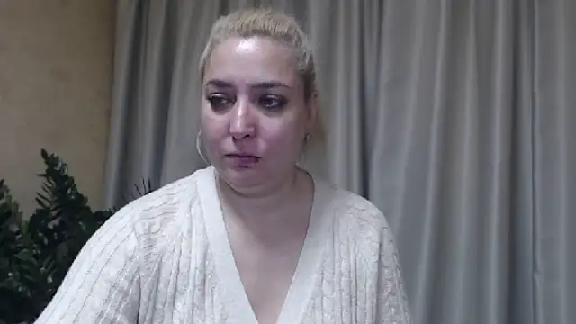 Snapshot of sweetpussy13 chatting on November 5, 2025, 7:22 am sweetpussy13 online show from November 5, 2025, 7:22 am