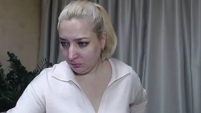 Snapshot of sweetpussy13 chatting on October 9, 2025, 5:52 am sweetpussy13 online show from October 9, 2025, 5:52 am