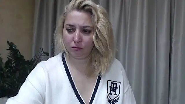 Snapshot of sweetpussy13 chatting on October 18, 2025, 6:15 am sweetpussy13 online show from October 18, 2025, 6:15 am