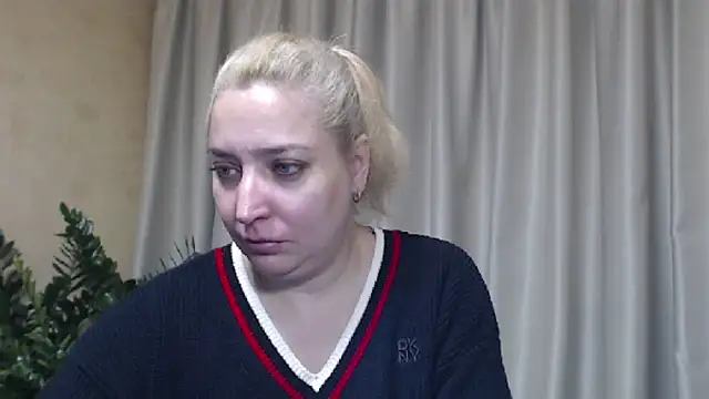 Snapshot of sweetpussy13 chatting on November 3, 2025, 7:13 am sweetpussy13 online show from November 3, 2025, 7:13 am