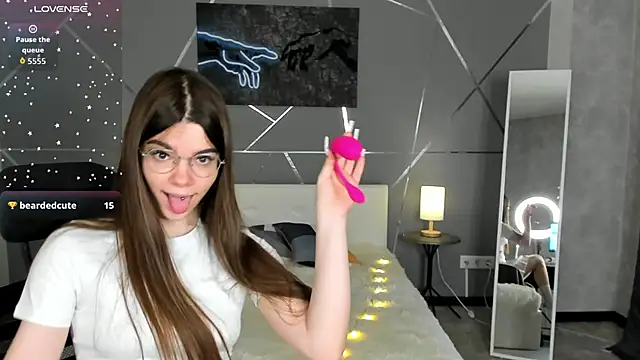 miss  evelyne online show from December 20, 2025, 3:31 am