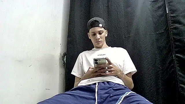 Snapshot of sam_hotttt_ chatting on January 9, 2026, 6:42 am sam hotttt online show from January 9, 2026, 6:42 am