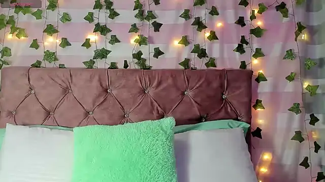 Ayla-marttinez online show from April 13, 2026, 12:47 am