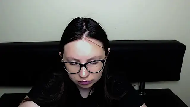 LiliaErmi online show from May 27, 2026, 6:43 am