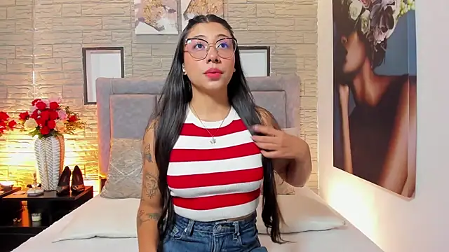 Snapshot of LanaRouse chatting on February 4, 2026, 10:27 pm LanaRouse online show from February 4, 2026, 10:27 pm