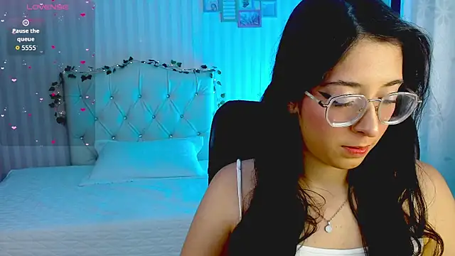 emmalove doll online show from March 4, 2026, 12:18 am