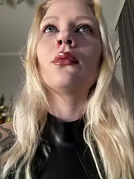 Snapshot of TeaseKitten- chatting on December 21, 2025, 5:42 am TeaseKitten- online show from December 21, 2025, 5:42 am