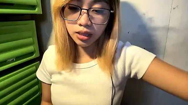 Snapshot of LenoraFrailey chatting on January 9, 2026, 4:41 am LenoraFrailey online show from January 9, 2026, 4:41 am