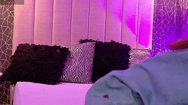 danielamilles online show from December 17, 2025, 1:16 pm