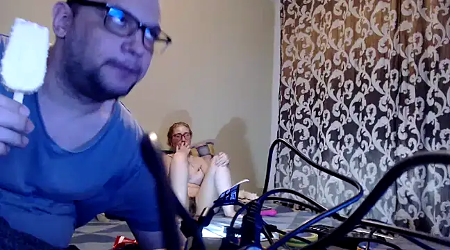 yunis32 online show from January 20, 2025, 6:43 pm