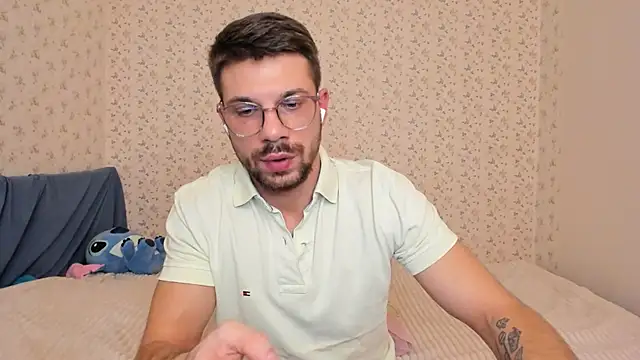 Snapshot of Tony_Wolf chatting on December 18, 2025, 9:40 pm Tony Wolf online show from December 18, 2025, 9:40 pm