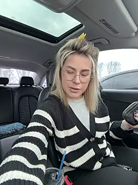 Snapshot of Roxi_Joy chatting on April 1, 2026, 10:05 am Roxi Joy online show from April 1, 2026, 10:05 am