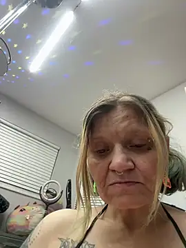 lindzybella online show from May 10, 2026, 2:48 am