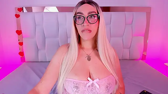 CamilleJuicy  online show from April 16, 2026, 12:06 pm