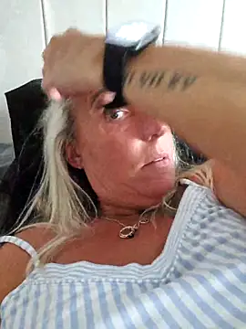 Snapshot of theblondecocklover chatting on May 27, 2026, 5:15 am theblondecocklover online show from May 27, 2026, 5:15 am