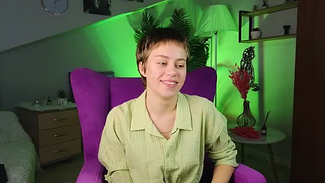 AidaGigantino online show from December 18, 2025, 8:30 am