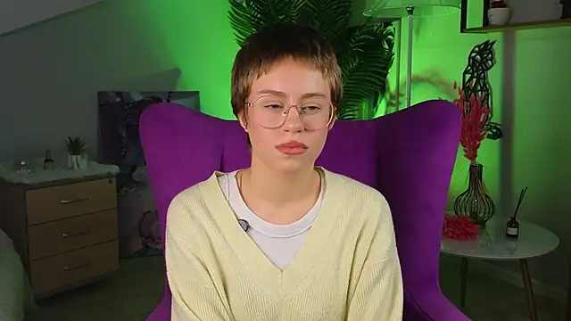 AidaGigantino online show from December 17, 2025, 9:03 am