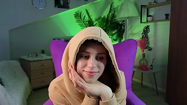 AidaGigantino online show from December 21, 2025, 1:24 pm