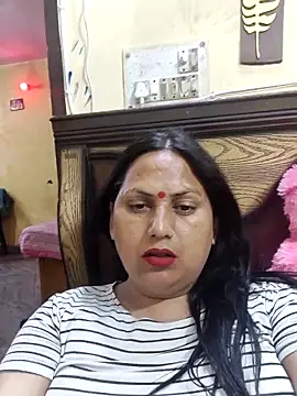 Hotmylips online show from April 15, 2026, 3:05 pm