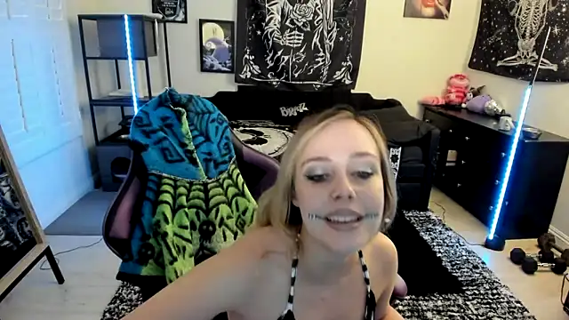 Snapshot of luna_lovelyyy chatting on June 17, 2026, 11:25 pm luna lovelyyy online show from June 17, 2026, 11:25 pm