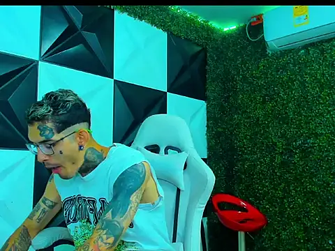 Boy tatto77 online show from March 12, 2026, 1:37 pm