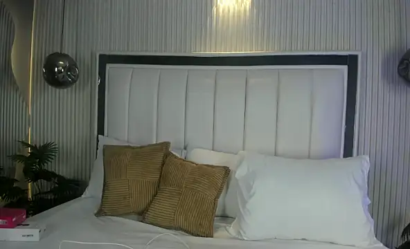 FiorelaSton online show from April 11, 2026, 4:09 am