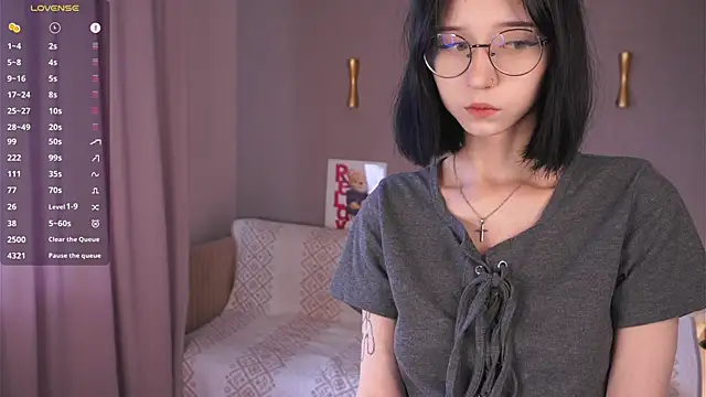 DeliaLoma online show from April 10, 2026, 6:42 am