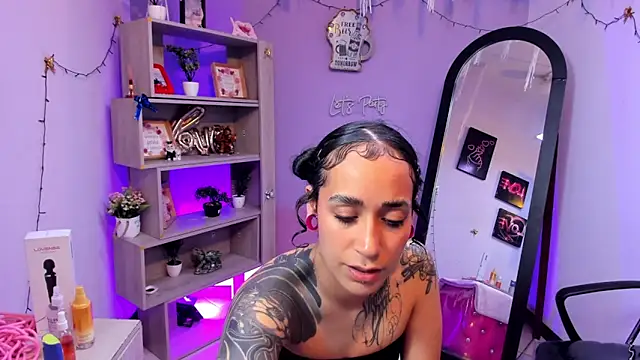 Snapshot of StaceyLeee chatting on February 15, 2026, 7:24 pm StaceyLeee online show from February 15, 2026, 7:24 pm