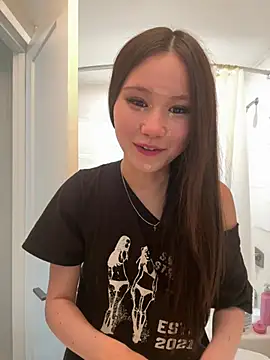 Snapshot of luvvivii chatting on June 1, 2026, 8:08 pm luvvivii online show from June 1, 2026, 8:08 pm