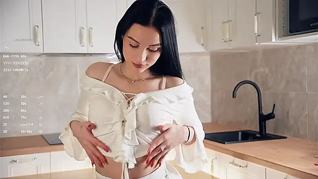 Snapshot of TyraEspina chatting on January 6, 2026, 9:19 pm TyraEspina online show from January 6, 2026, 9:19 pm